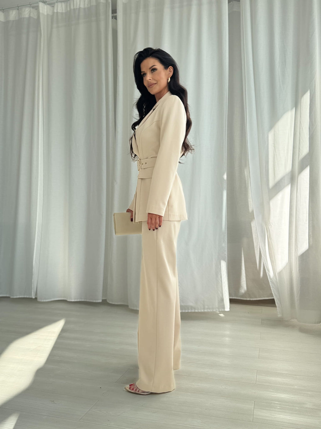„Sand Luxe“ – Elegantiškas Dviejų Dalių Kostiumas