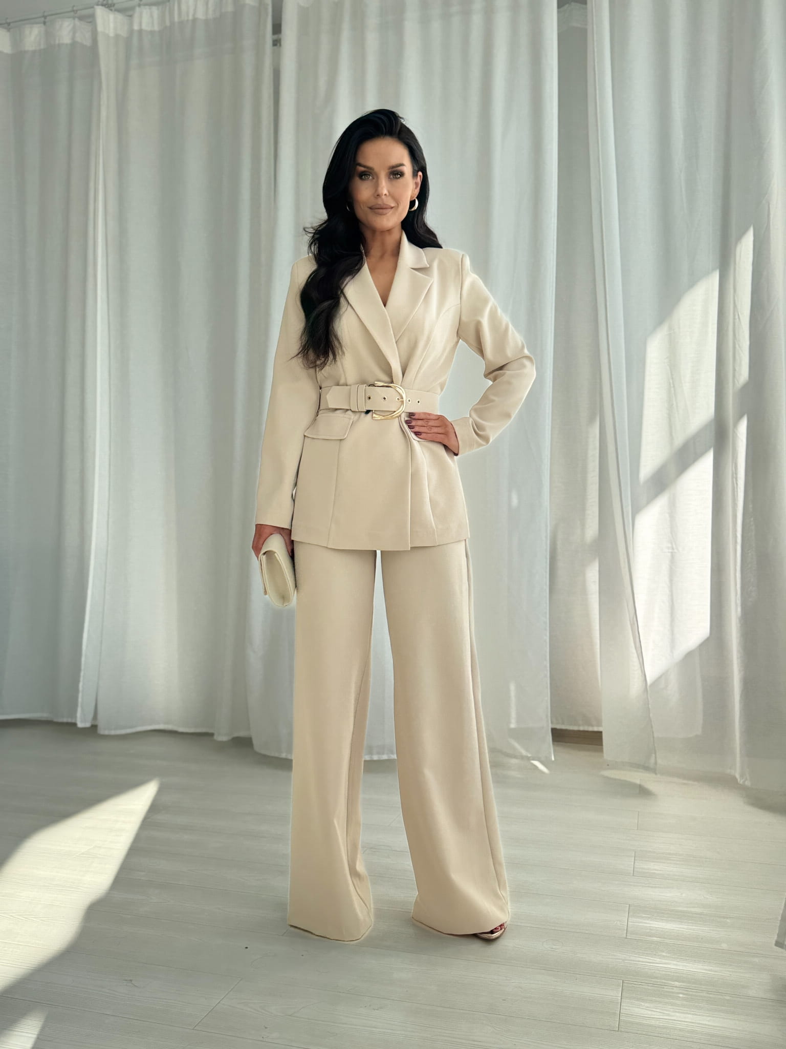 „Sand Luxe“ – Elegantiškas Dviejų Dalių Kostiumas