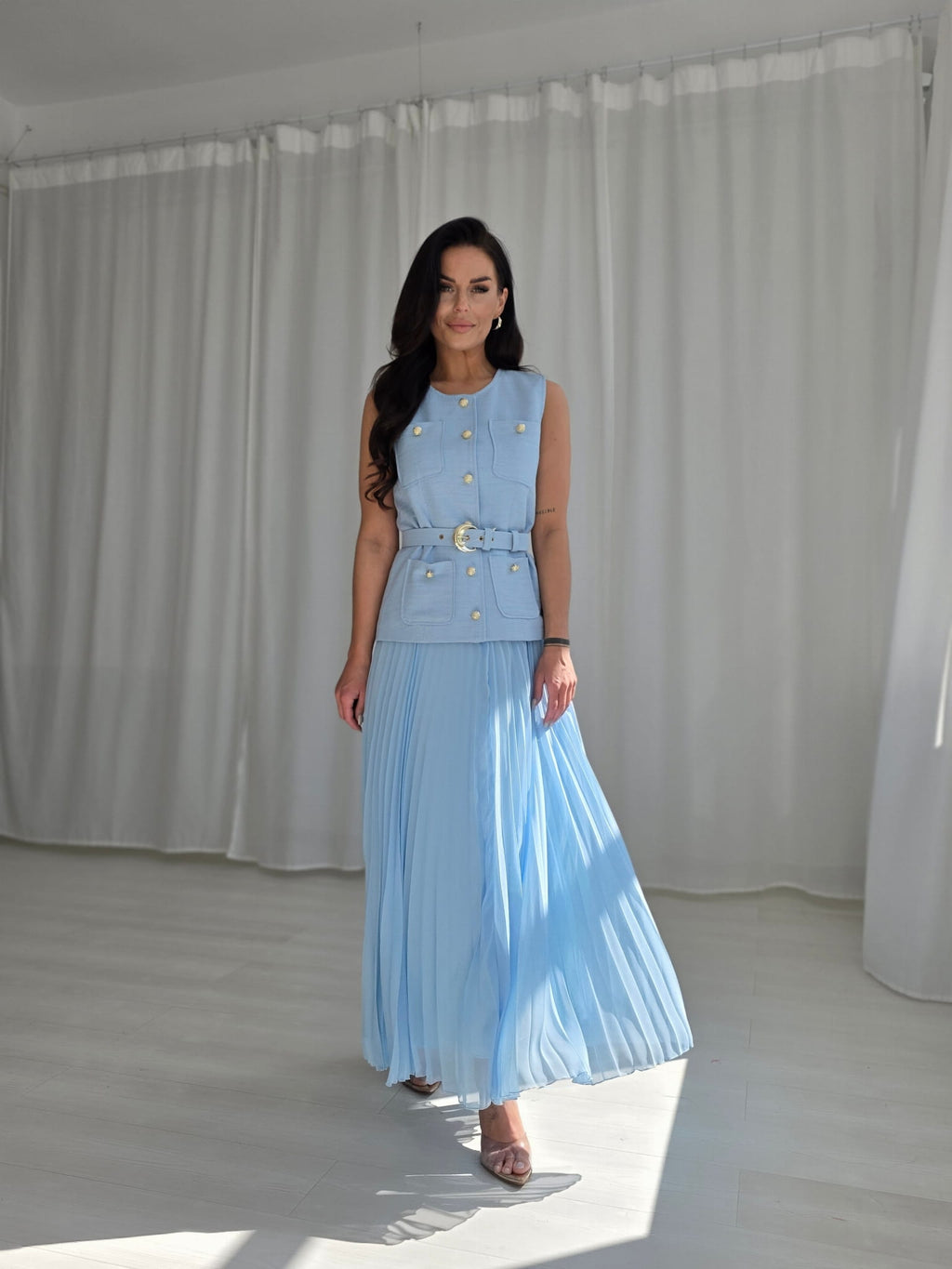 „Azure Elegance“ – Prabangus Dviejų Dalių Kostiumėlis