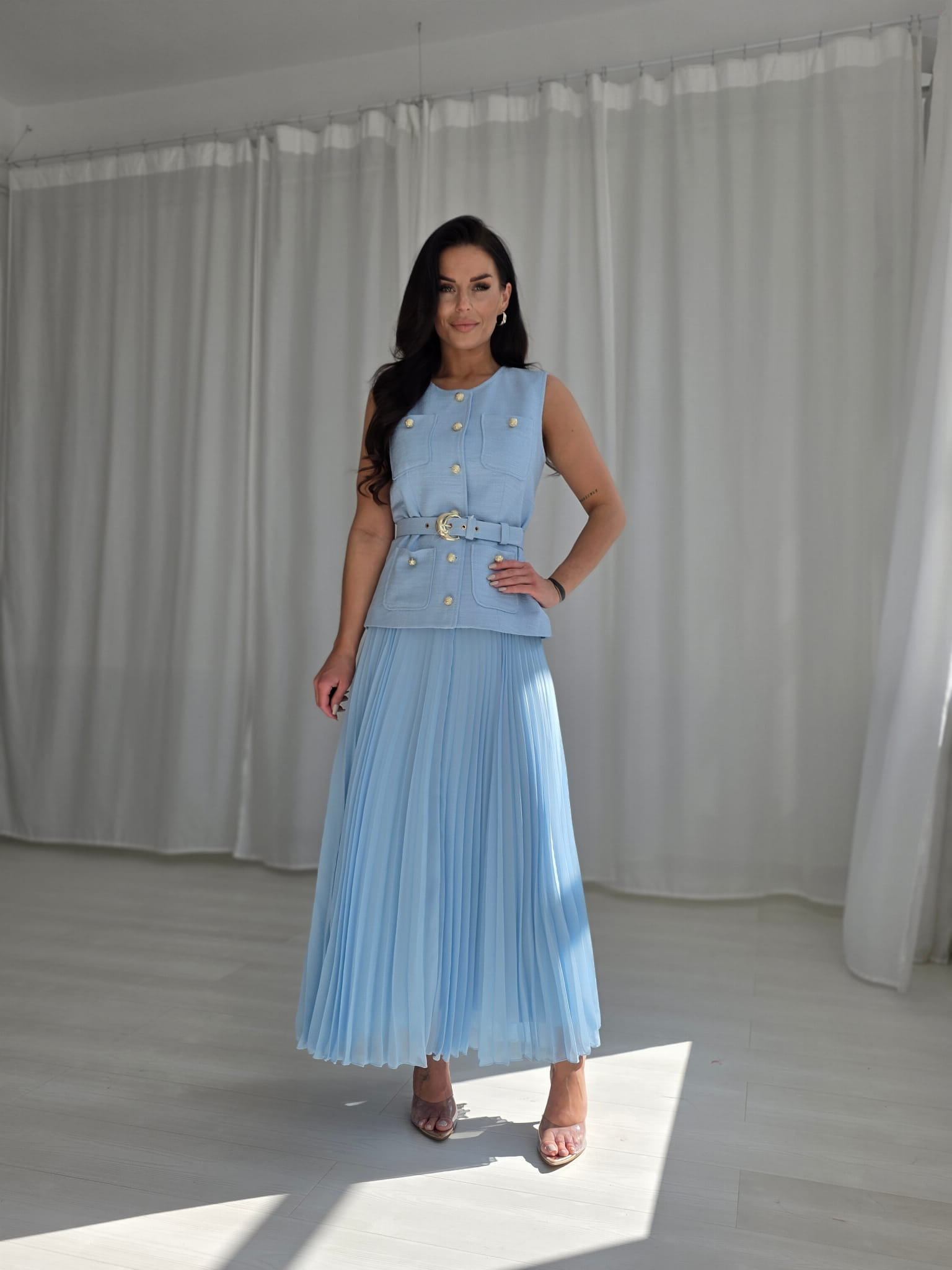 „Azure Elegance“ – Prabangus Dviejų Dalių Kostiumėlis
